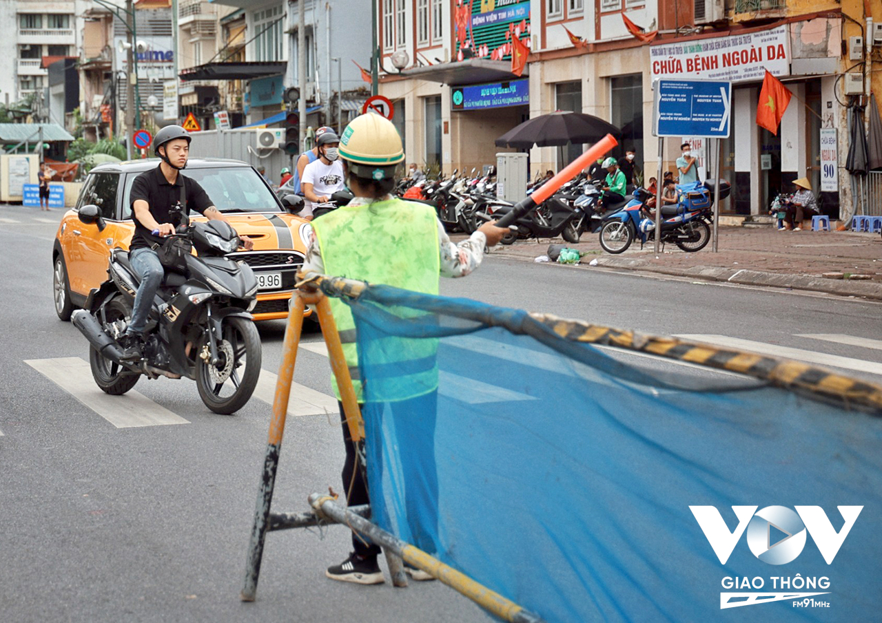 Các xe cấp cứu, xe chở bệnh nhân… có nhu cầu vào Bệnh viện tim Hà Nội được phép lưu thông hai chiều trên tuyến đường Yết Kiêu - Trần Hưng Đạo đoạn từ cổng Bệnh viện tim Hà Nội đến Quán Sứ.