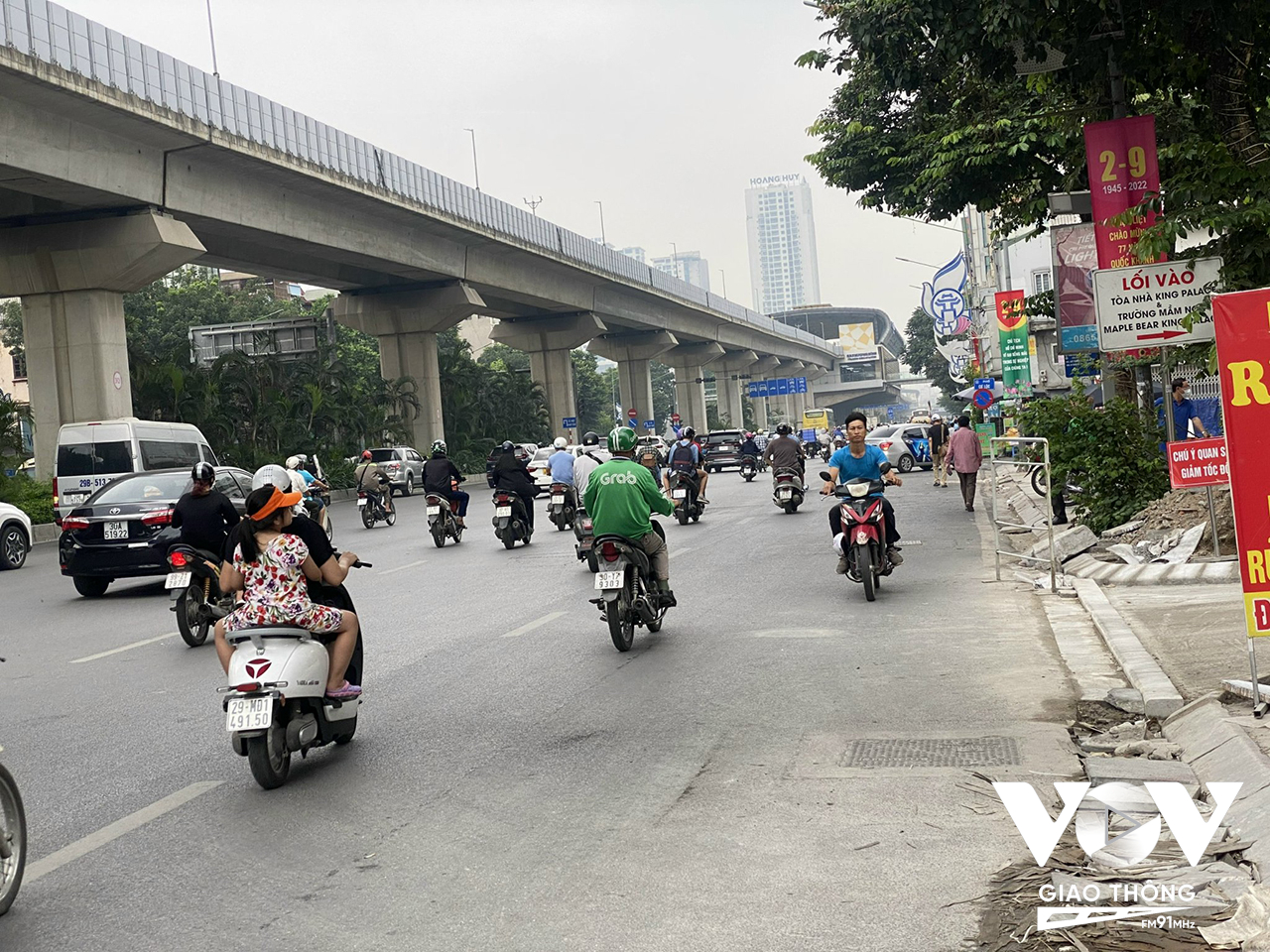 Xe máy đi ngược chiều trên đường Nguyễn Trãi