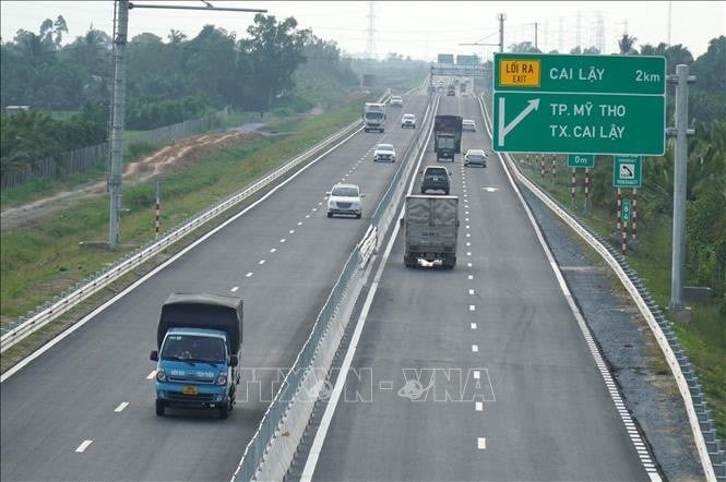 Sau 3 tháng đưa vào khai thác chính thức, ao tốc Trung Lương - Mỹ Thuận đã phục vụ hơn 2,2 triệu lượt xe với lưu lượng xe giai đoạn cao điểm lên tới 30.000 lượt xe/ngày đêm. Ảnh: TTXVN