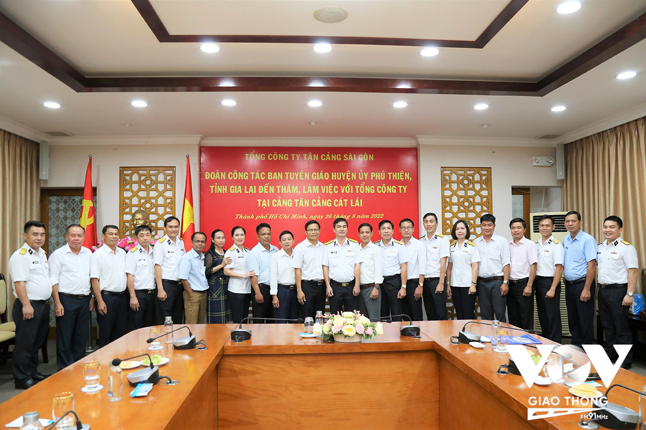 Đoàn công tác chụp hình lưu niệm với đại diện Tổng Công ty Tân Cảng Sài Gòn