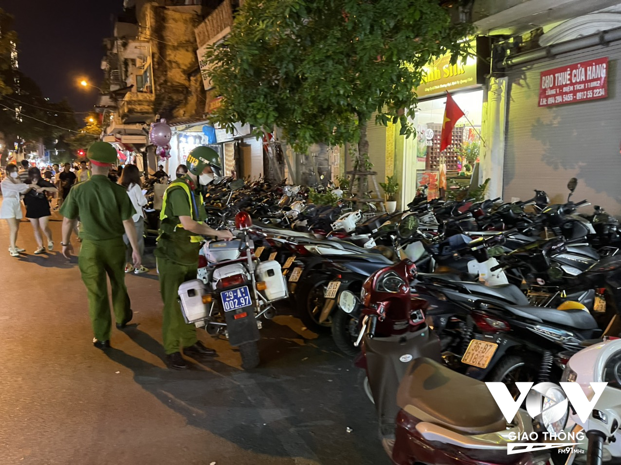 Công an quận Hoàn Kiếm, Hà Nội tăng cường kiểm tra, xử lý nhằm chấn chỉnh tình trạng này.