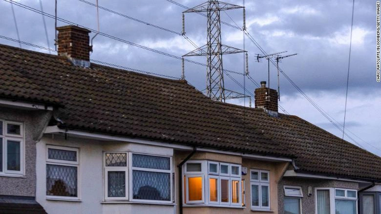 Tháp truyền tải điện gần nhà dân ở Upminster, Vương quốc Anh, vào ngày 4/7. Ảnh: CNN.
