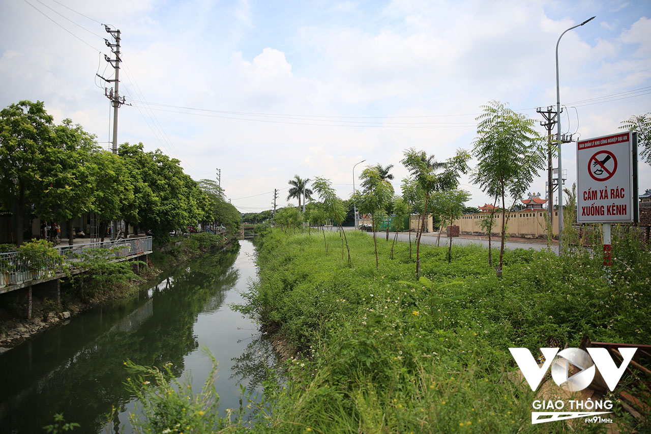 Bên cạnh việc xử lý nước thải công nghiệp, việc bảo vệ các dòng sông khỏi chất thải rắn, nước thải chăn nuôi, sinh hoạt cũng đang là bài toán môi trường với các địa phương