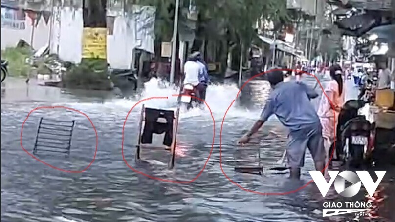 Chướng ngại vật người dân dựng lên để hạn chế xe chạy làm nước tràn vào nhà trên đường Lê Đại Hành - Phường 1