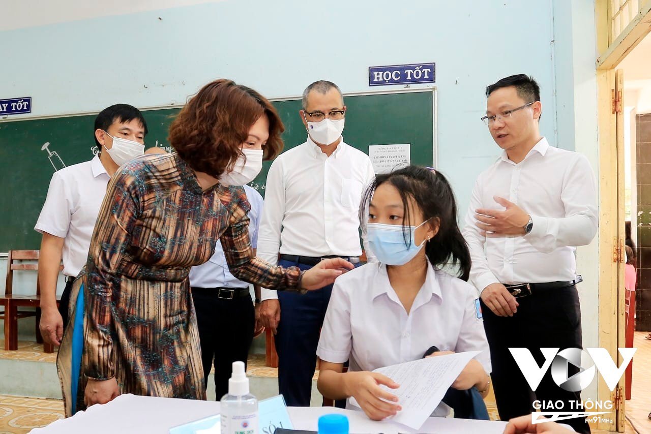 Thứ trưởng Bộ Y tế Nguyễn Thị Liên Hương động viên các em học sinh tại buổi tiêm chủng
