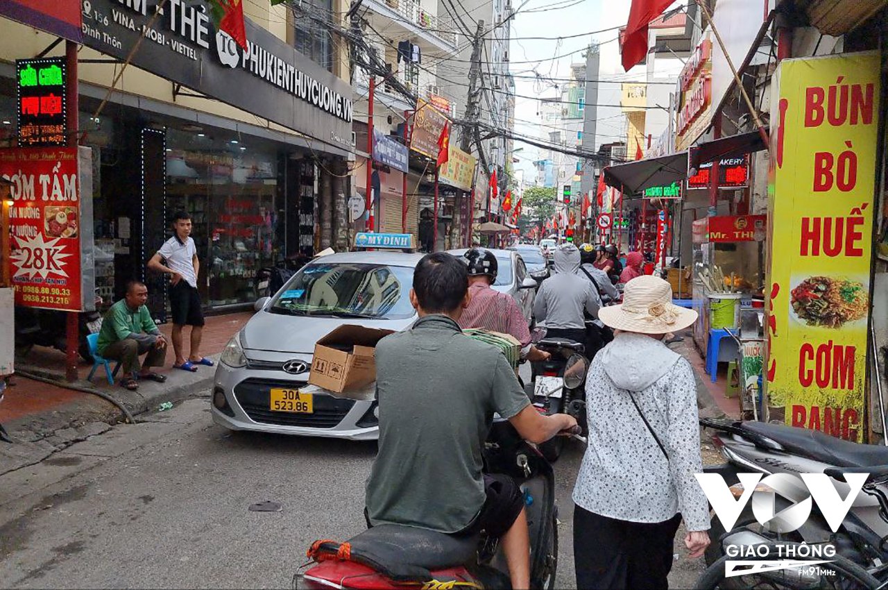 Mặt đường vốn chật hẹp nay bị các tiểu thương chiếm dụng, khiến tuyến phố này thường xuyên rơi vào cảnh ùn tắc.