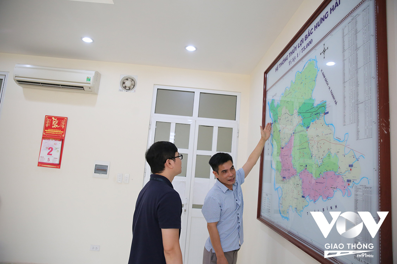 Ông Nguyễn Gia Thành, Phó Giám đốc Công ty Khai thác công trình thủy lợi Bắc Hưng Hải trình bày những giải pháp tạo dòng chảy để làm sạch tự nhiên đối với các vệt ô nhiễm