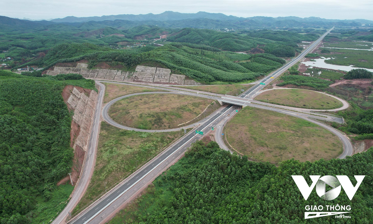 Đường cao tốc Vân Đồn - Móng Cái gồm 2 dự án độc lập là: Vân Đồn - Tiên Yên đầu tư bằng nguồn vốn ngân sách của tỉnh Quảng Ninh và Tiên Yên - Móng Cái đầu tư theo hình thức BOT. Tổng mức đầu tư ban đầu của dự án gần 13.000 tỷ đồng.
