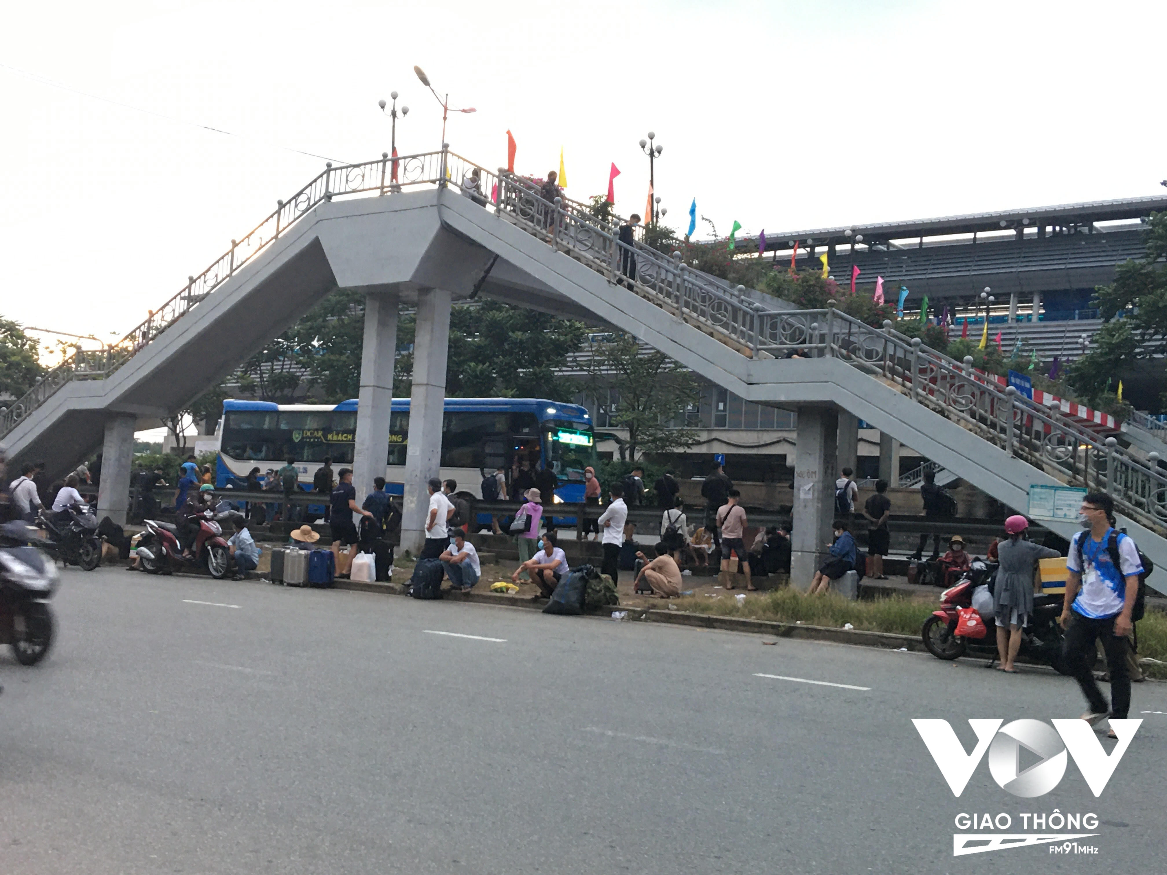 Ngay trước Khu du lịch Suối Tiên, hàng trăm người dân lỉnh khỉnh đồ đạc để chờ đón xe.