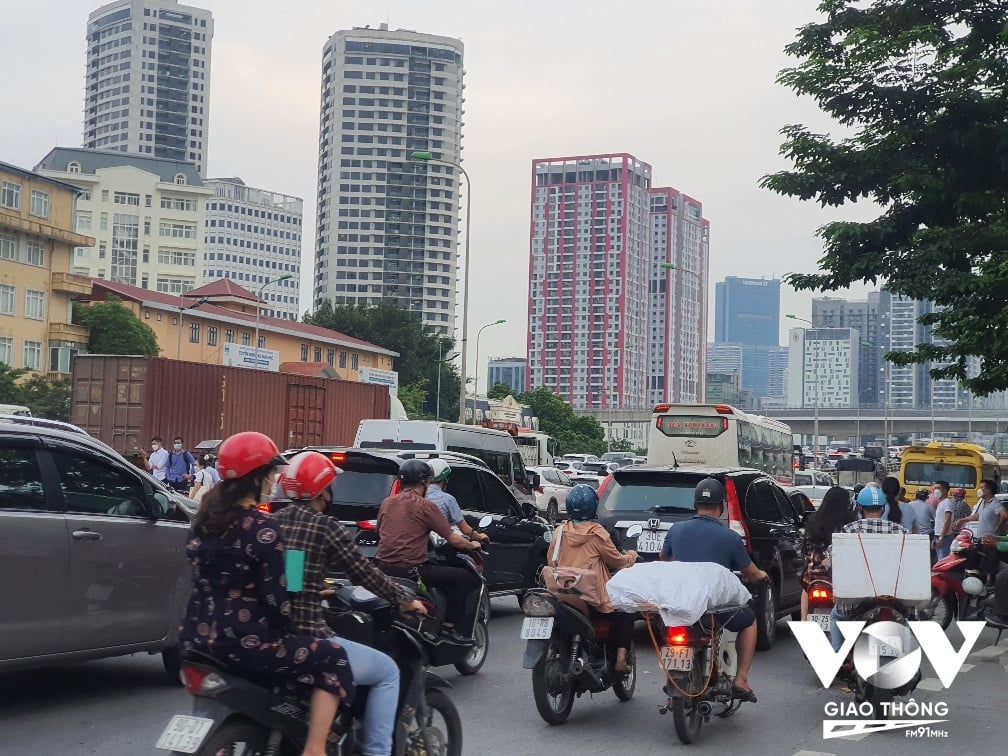 Trên tuyến đường Phạm Văn Đồng từ điểm quay đầu xe gần ngã ba Trần Quốc Hoàn hướng ra cầu vượt Mai Dịch cũng đã ùn kéo dài.
