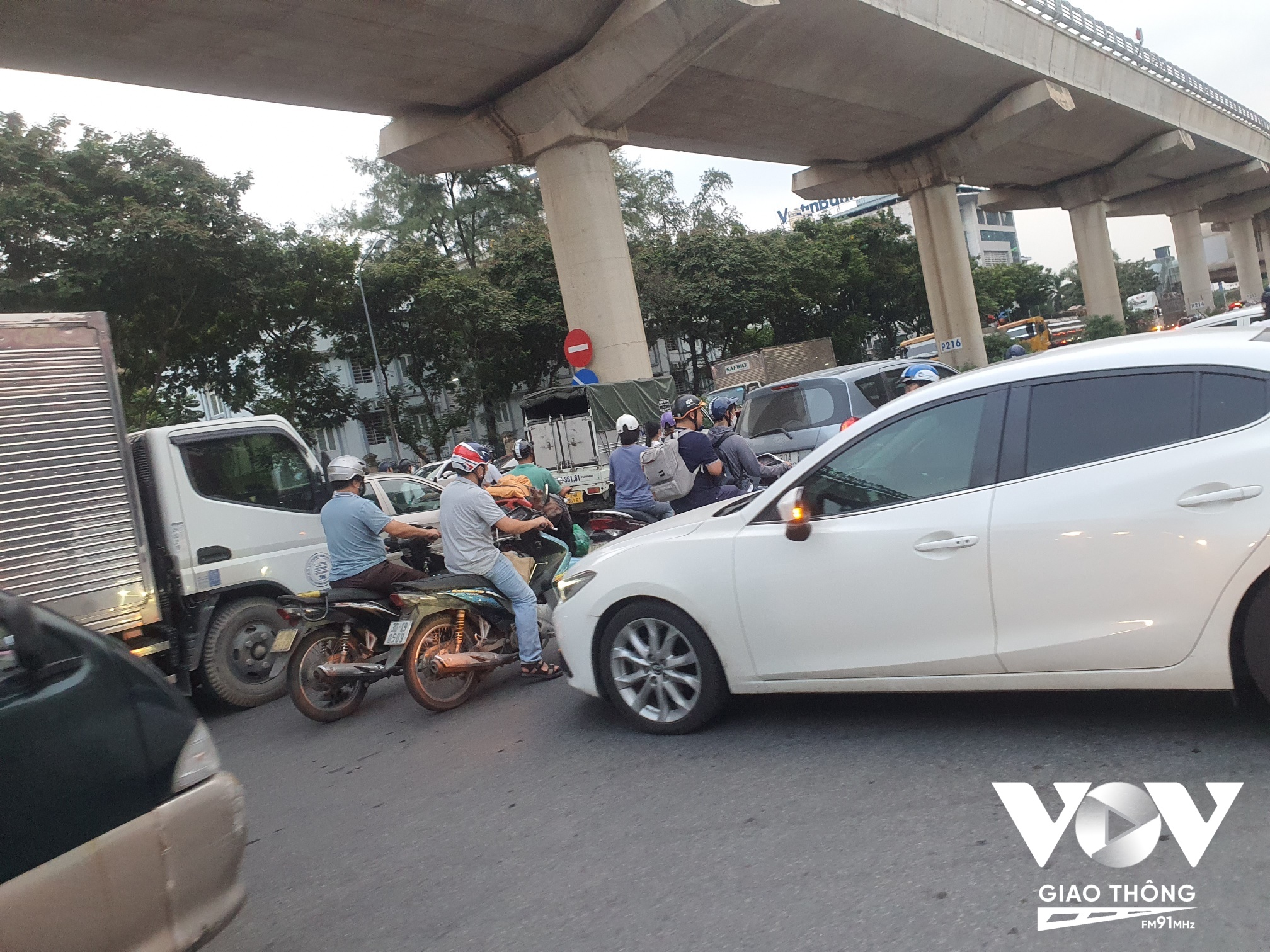 Đặc biệt tại điểm quay đầu xe trước cổng đại học Thương Mại thường xuyên xảy ra sự xung đột giao thông gây khó cho các phương tiện qua đây.