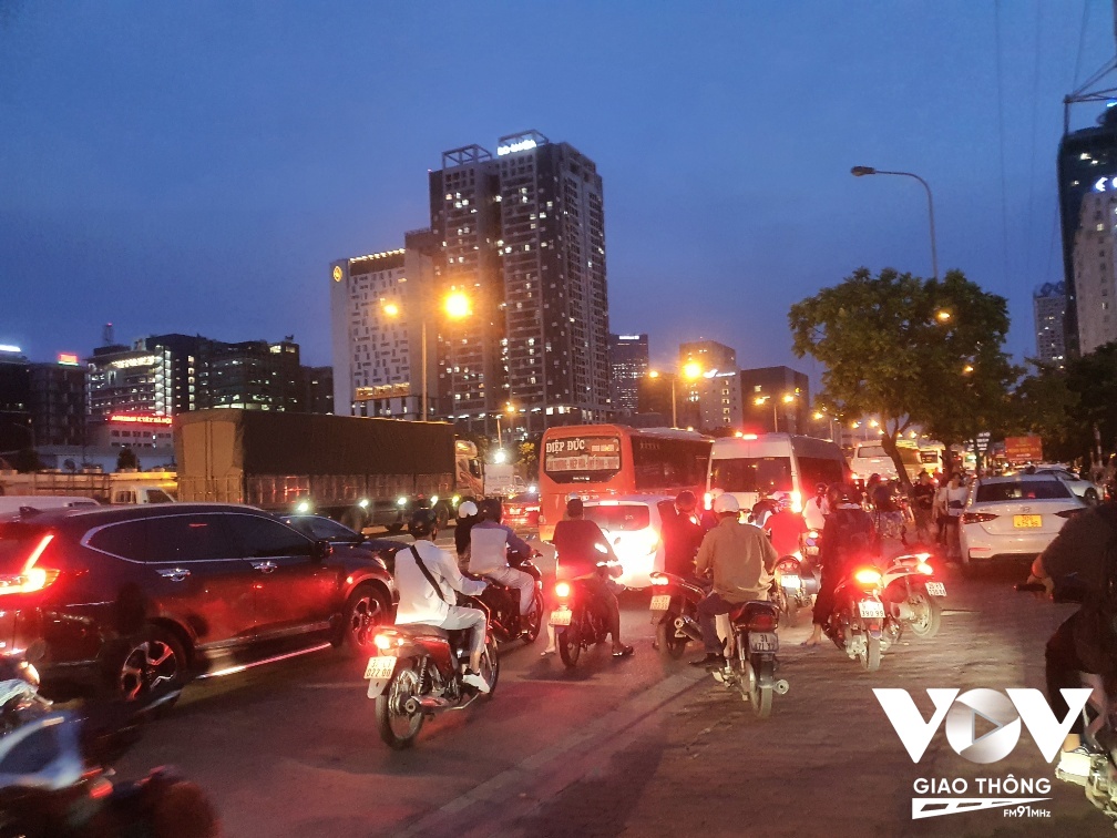 Trên đường Phạm Hùng qua ngã tư Tôn Thất Thuyết, thời điểm 18h30 mật độ giao thông vẫn ở mức cao, ùn dài, các phương tiện gặp khó khăn khi đi qua đây.