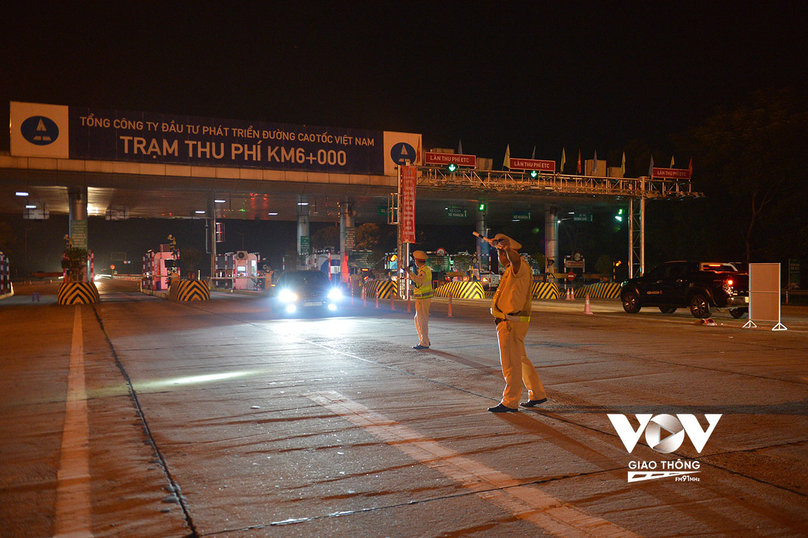 Ghi nhận của Pv VOV Giao thông, tại trạm thu phí CT Nội Bài - Lào Cai, hôm nay (31/8) ngày cuối cùng trước bắt đầu kỳ nghỉ lễ 2/9 mật độ giao thông qua trạm ổn định, không xảy ra ùn ứ.