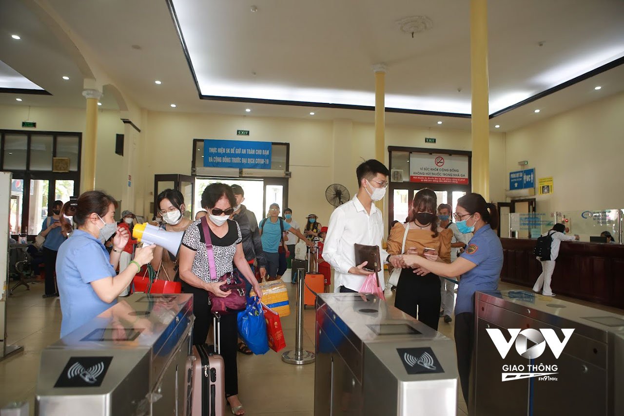 Thống kê của Tổng công ty Đường sắt Việt Nam, tới ngày 31/8, ngành đường sắt đã bán 82.000 vé tàu khách phục vụ người dân đi lại dịp lễ Quốc khánh 2/9 (từ 31/8 - 5/9).