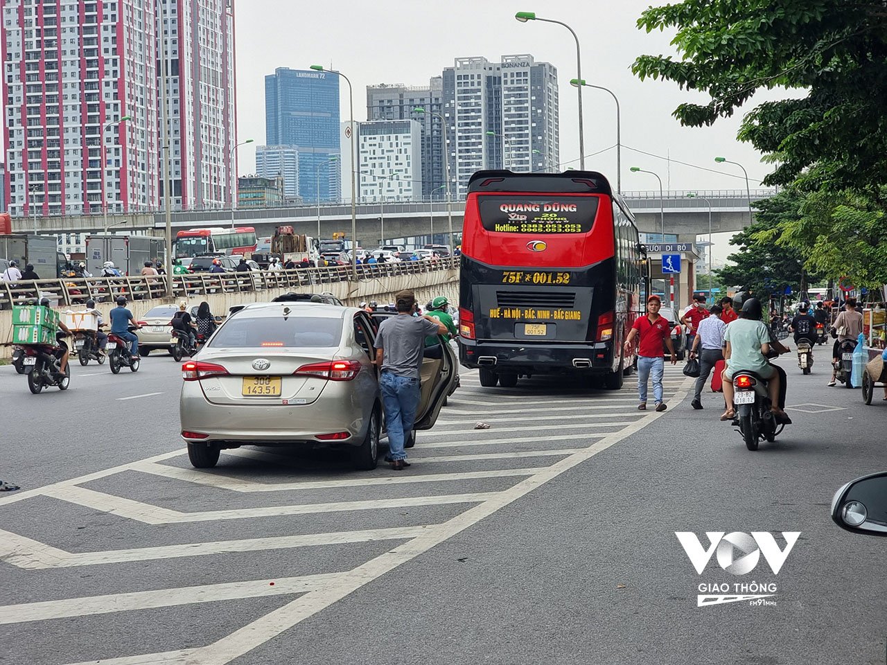 Ngay đầu giờ cao điểm chiều đã xuất hiện nhiều xe khách bắt khách dọc đường trên đường Phạm Hùng hướng trung tâm