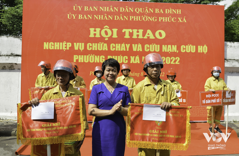 Bà Trần Thị Tố Tâm, Bí thư Đảng ủy phường Phúc Xá trao giải 2 giải nhì cho Đội PCCC dân phòng số 11 và 20.