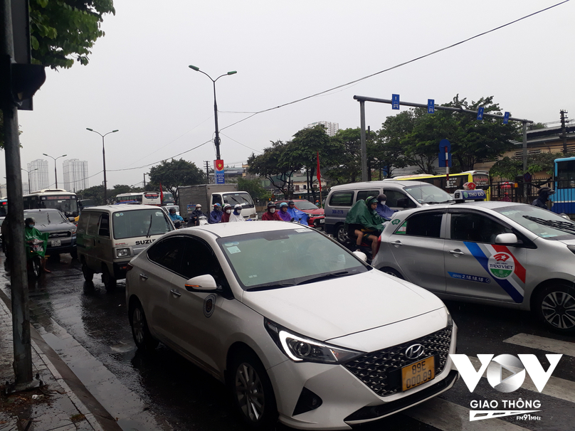 Nút giao Kim Đồng, Giải Phóng giao thông ùn nhẹ, các phương tiện di chuyển chậm - Ảnh Chấn Hải