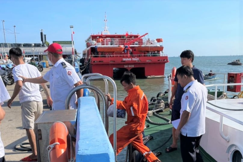 Tàu Tân Cảng P4 và Tân Cảng P5 đưa 2 ngư dân lên cảng bàn giao cho Biên phòng cửa khẩu cảng Bà Rịa - Vũng Tàu