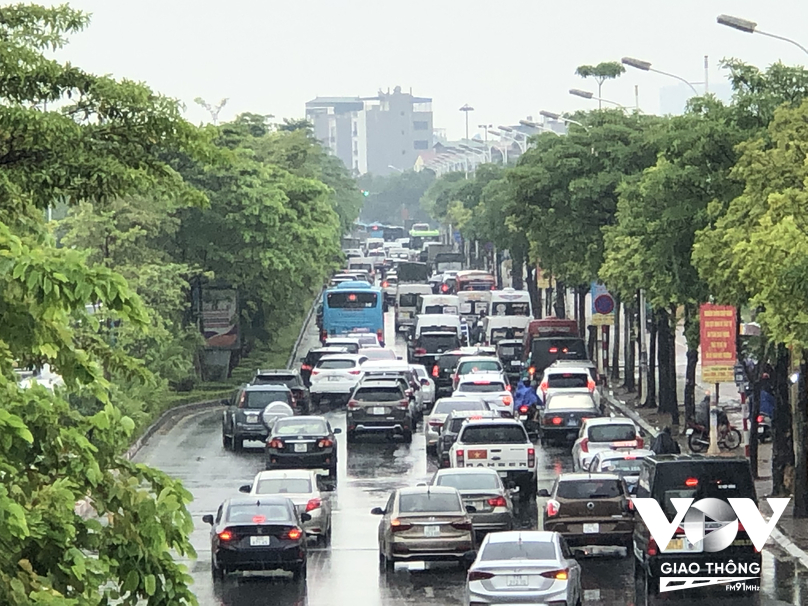 Cơn mưa nhẹ sáng 2/9 càng khiến các phương tiện di chuyển khó khăn - Ảnh Hồng Minh