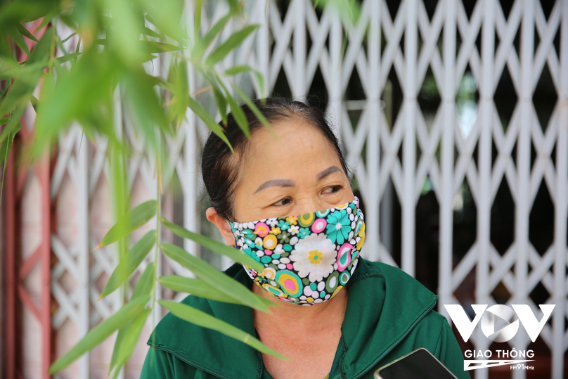 Bà Phạm Thị Quế ngao ngán trước tình trạng nước kênh T2 đổ vào sông Bắc Hưng Hải bị ô nhiễm nghiêm trọng.