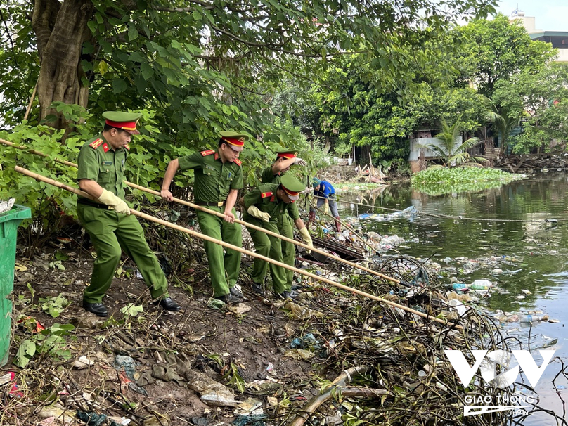 Lực lượng Công an tỉnh Hải Dương ra quân triển khai chương trình “Tích cực khơi thông dòng chảy tuyến sông Bắc Hưng Hải”