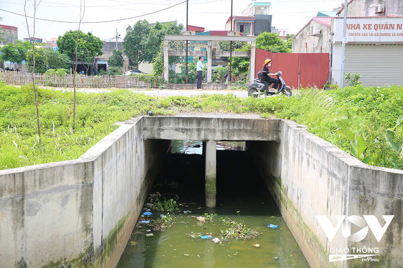 Nước từ các kênh đổ ra sông Bắc Hưng Hải kèm theo rác thải của người dân