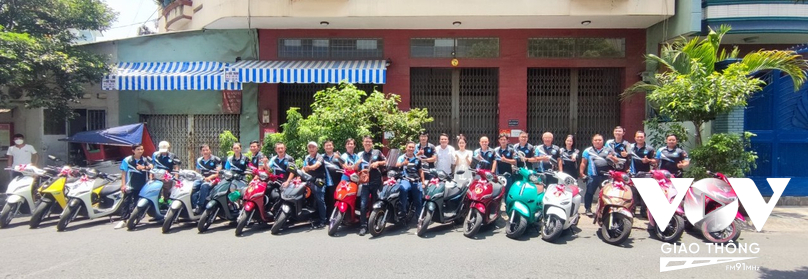 Gần 30 chiếc xe máy điện của các thành viên nhóm Người dùng xe điện Việt Nam tham gia lễ “đón dâu” đặc biệt sáng nay
