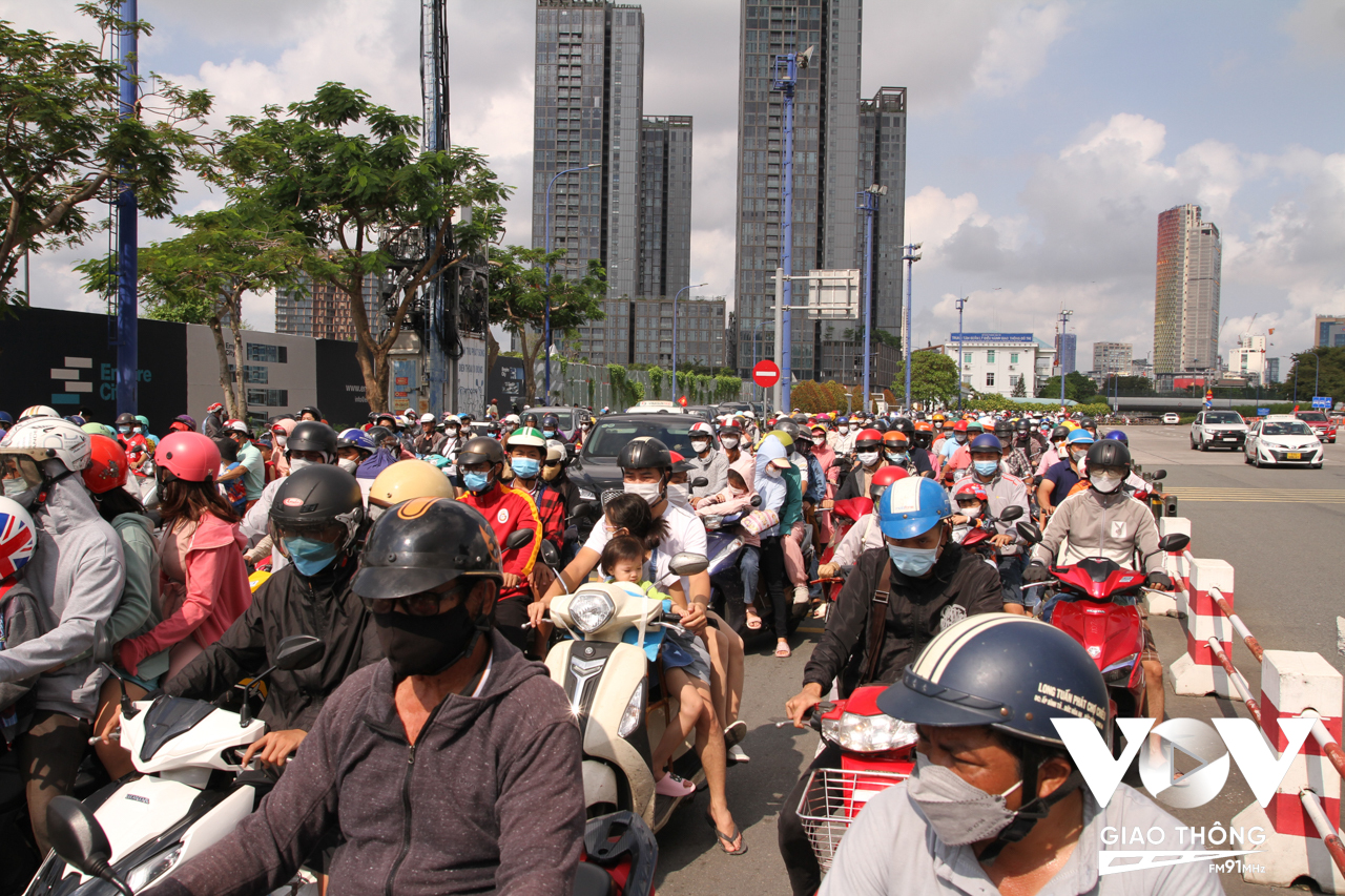 Dù thời tiết nắng nóng, oi bức nhưng rất đông người dân đến để xem các hoạt động trong ngày lễ 2/9.
