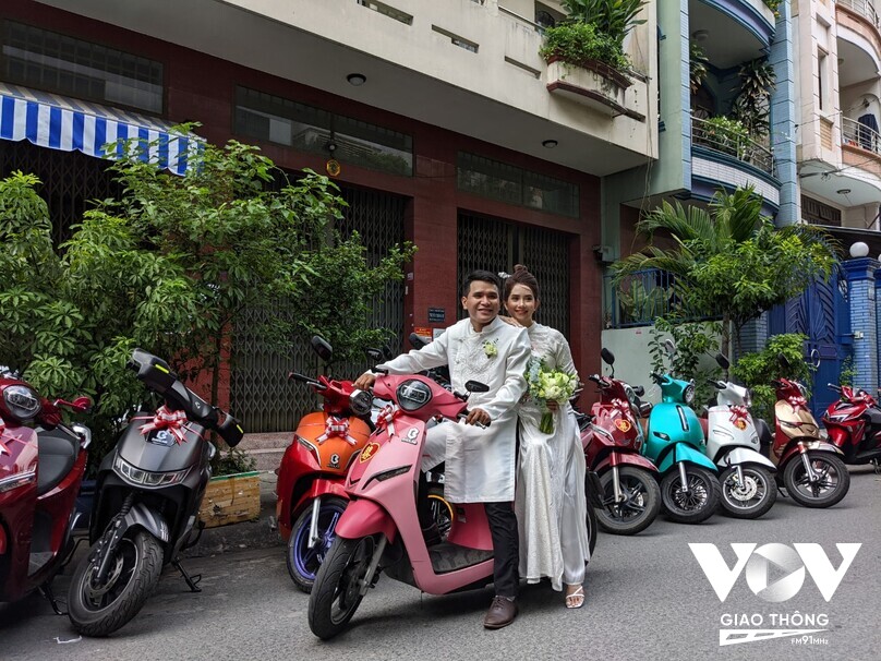 Chú rể Hùng Sơn và cô dâu Phương Uyên với dàn xe máy điện trong ngày quan trọng của mình