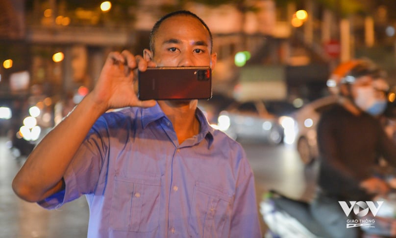 Người tự xưng là nhân viên của Công ty Cổ phần Đồng Xuân, dùng điện thoại quay clip tổ công tác trong quá trình xử lý và ghi hình của phóng viên gây sức ép.