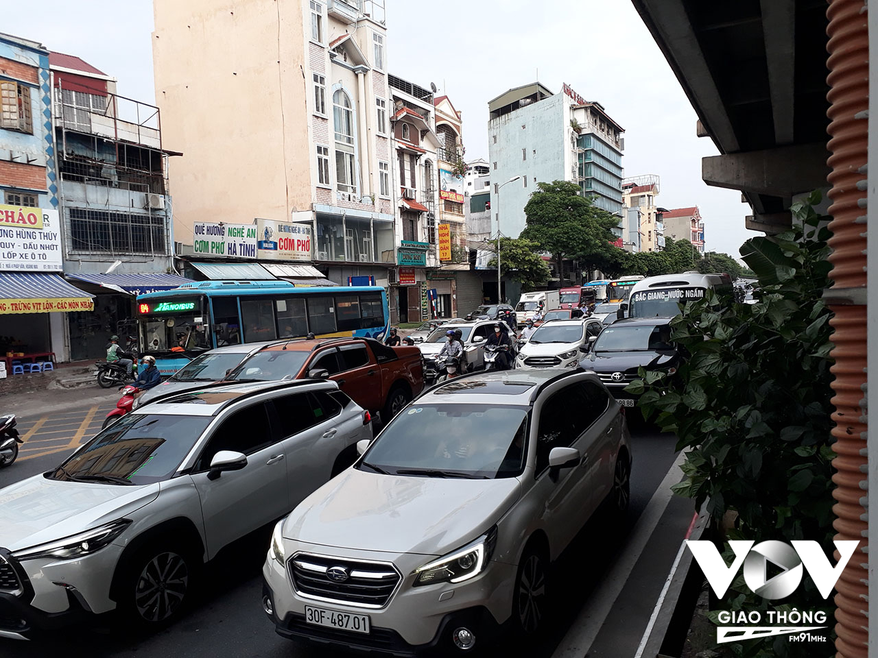 Tại thủ đô Hà Nội, nút giao Hoàng Liệt - Ngọc Hồi lượng phương tiện đông di chuyển chậm theo sự điều tiết của LLCN
