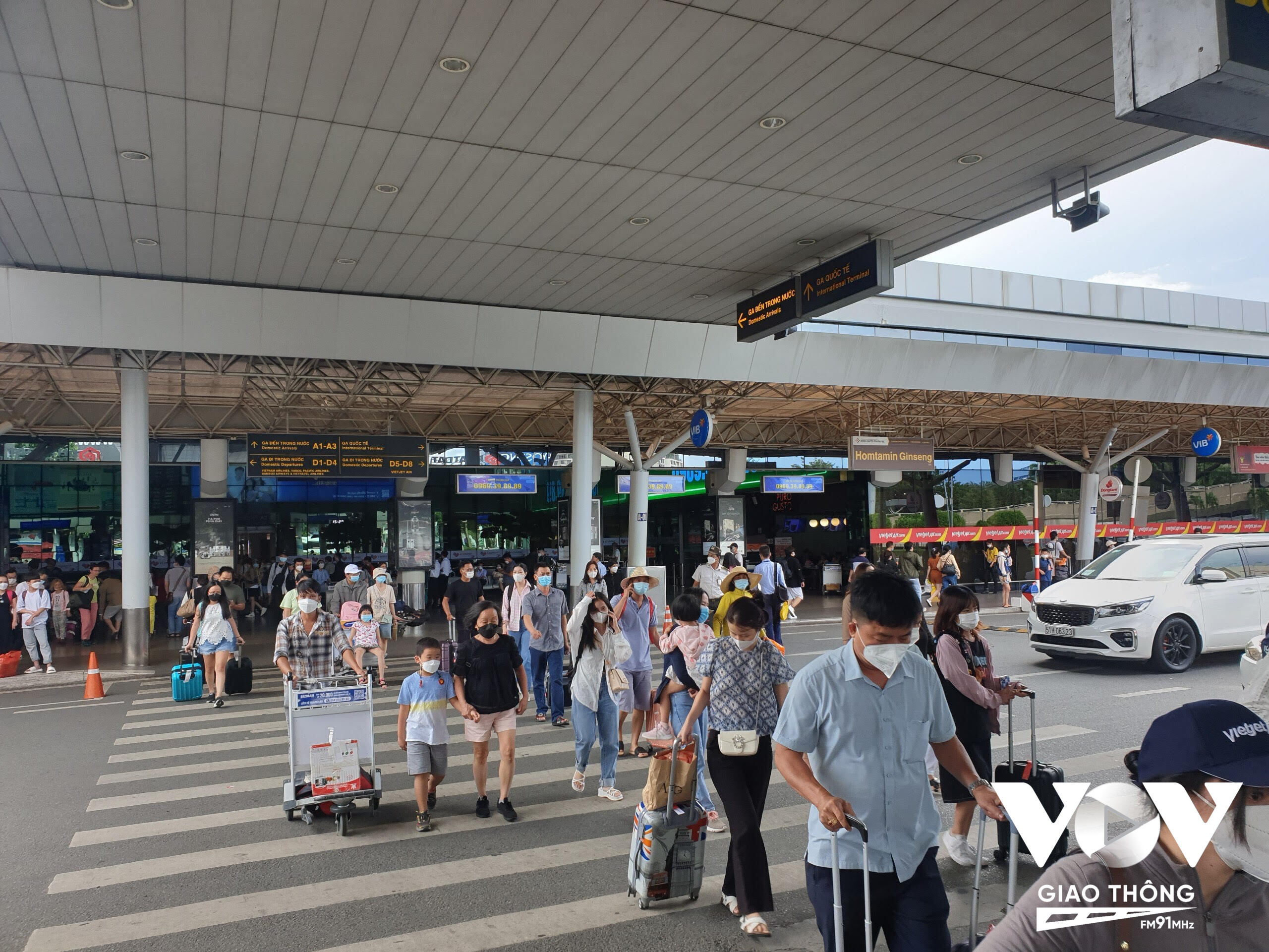 Để giải toả lượng khách trở lại TP.HCM rất lớn, Cảng hàng không quốc tế Tân Sơn Nhất cho biết đã bổ sung nhiều thông tin trên các màn hình LED hướng dẫn sơ đồ di chuyển, các luồng xe… Trong đó, thông tin về xe buýt được in, trưng bày dọc lối đi để hành khách dễ nhận diện.