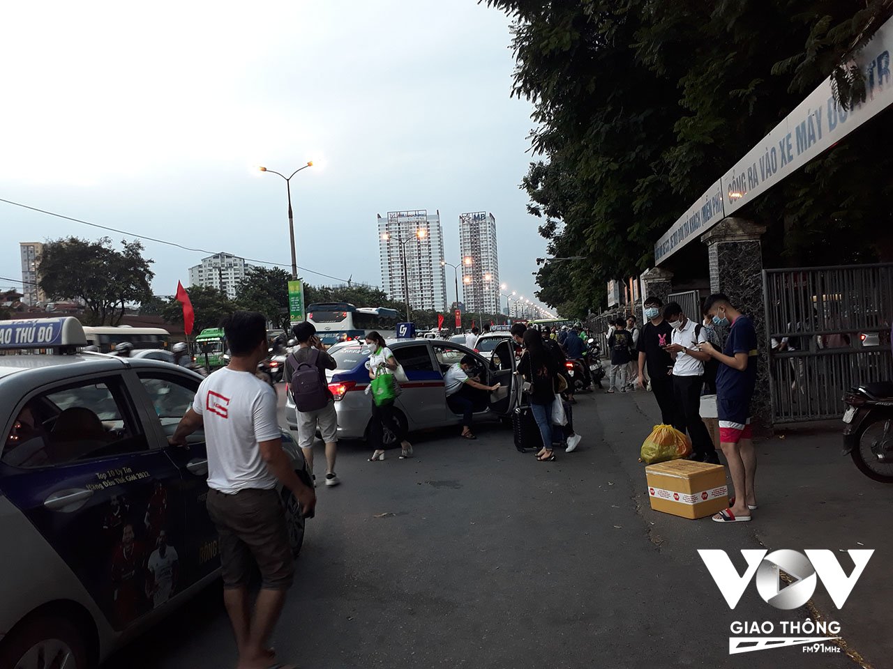 Còn tại cổng bến xe Giáp Bát, rất đông oto, taxi, xe máy dừng đỗ đón khách gây cản trở giao thông qua đây.