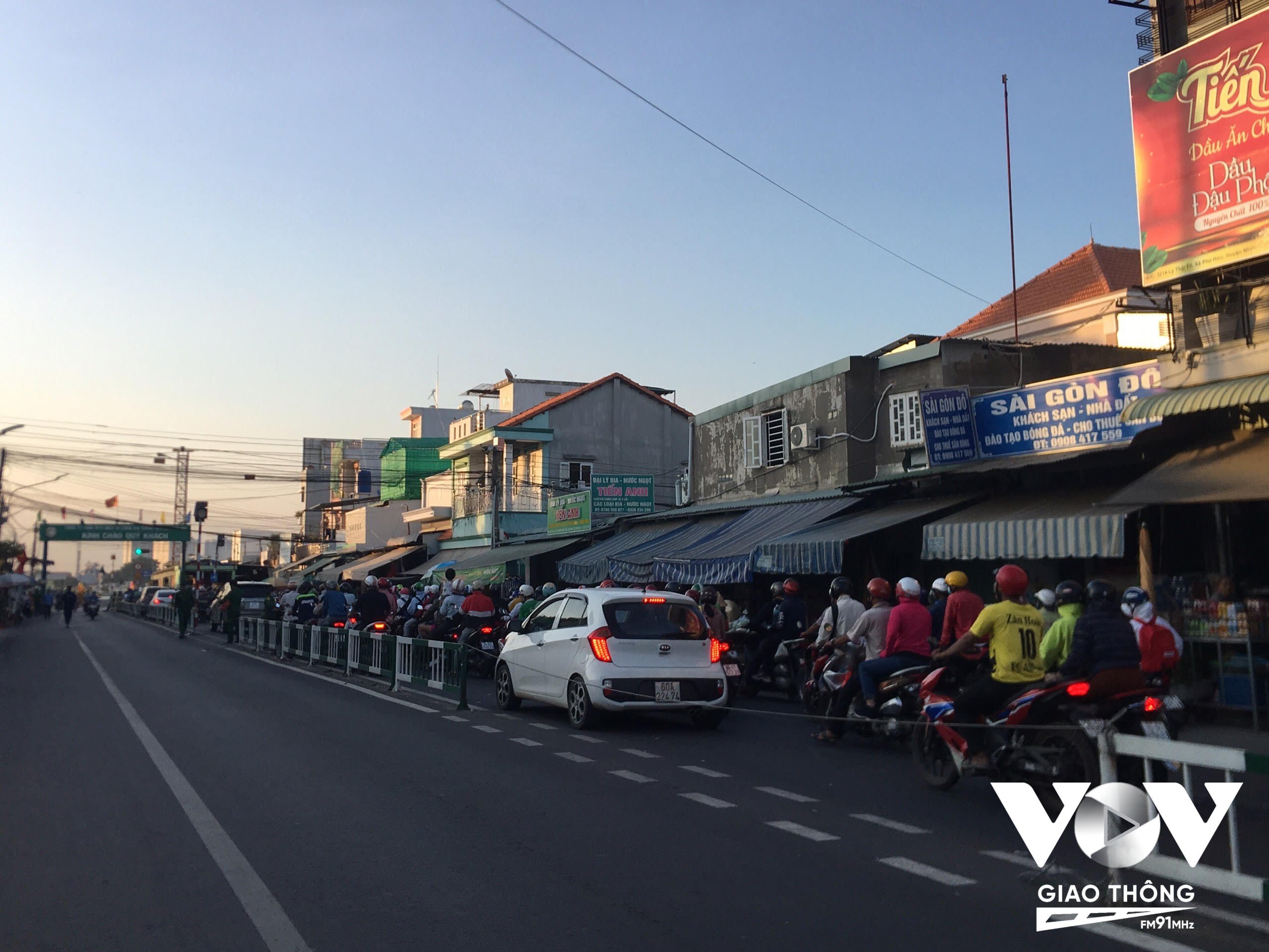 Trên quốc lộ 1, đoạn qua huyện Bình Chánh, dòng xe nối đuôi nhau di chuyển từ đường Nguyễn Văn Linh đến vòng xoay An Lạc. Ghi nhận, lực lượng CSGT luôn túc trực các ngã tư để phân luồng và điều tiết.