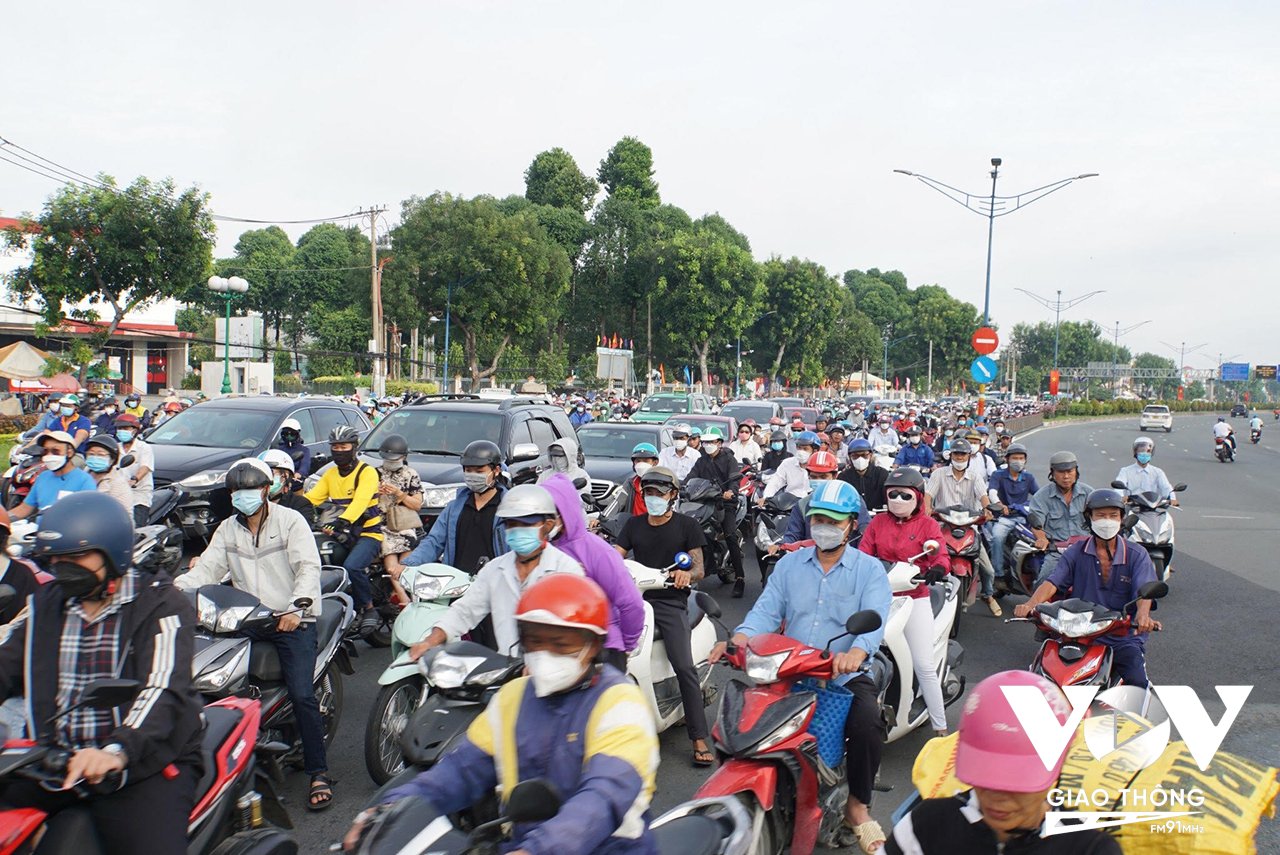 Ngay từ sáng sớm nay (5/9), trên đường Trường Chinh (quận Tân Bình giáp Tân Phú) hàng ngàn phương tiện đã phải chen chúc nhau, hướng di chuyển vào trung tâm Thành phố.