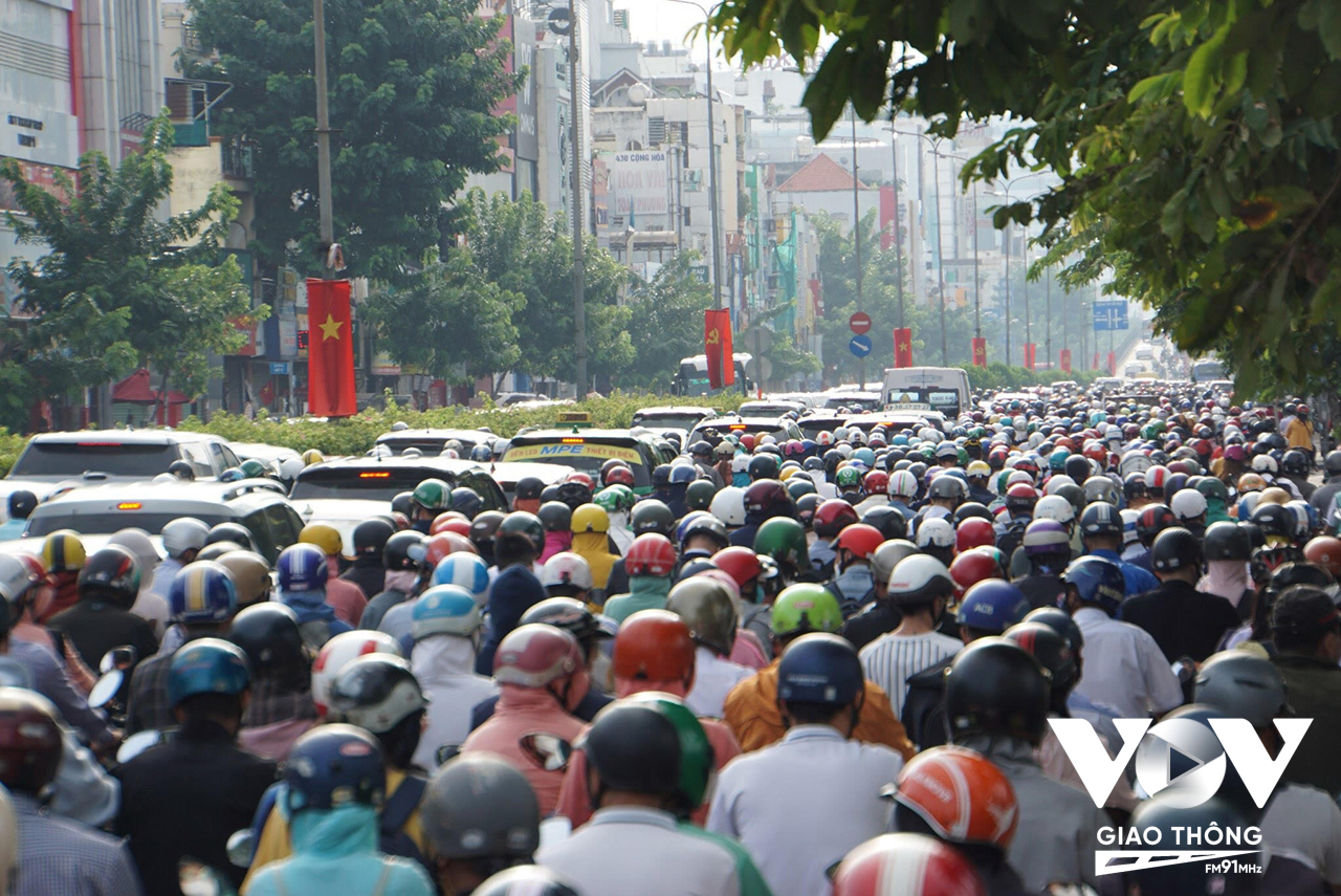 Trên đường Cộng Hoà (quận Tân Bình), dòng xe nối đuôi nhau hàng dài để chờ di chuyển.