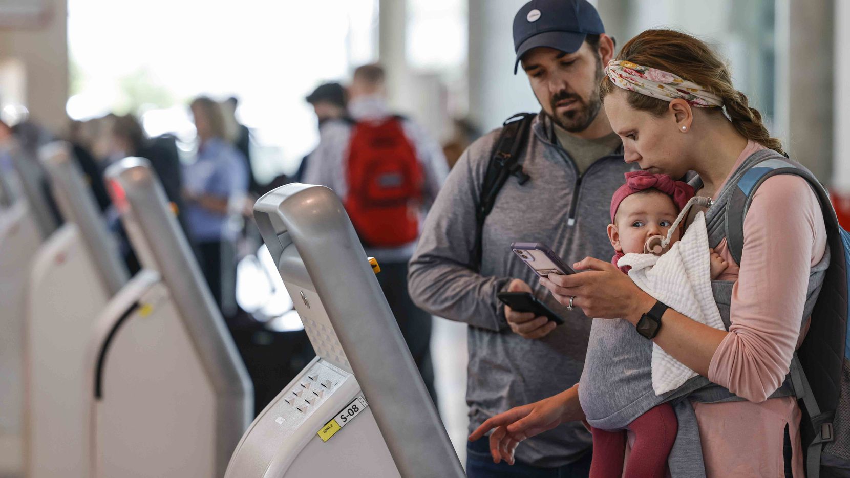 Một gia đình check-in tại sân bay Dallas Love, bang Texas, Mỹ. Ảnh: Shafkat Anowar