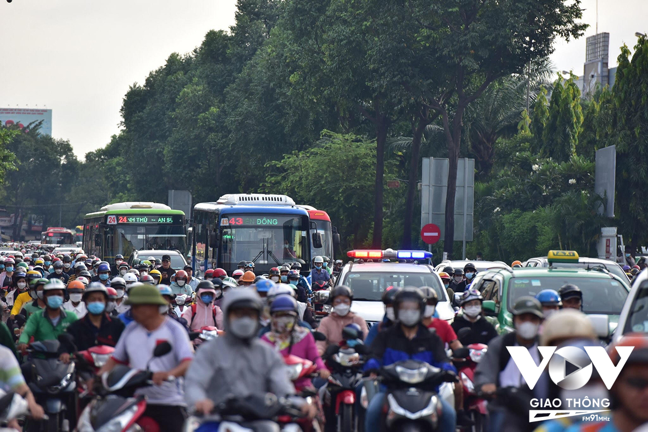 Ở đường Đinh Bộ Lĩnh (quận Bình Thạnh), đây là con đường dẫn vào bến xe Miền Đông nên giao thông cũng hết sức khó khăn.