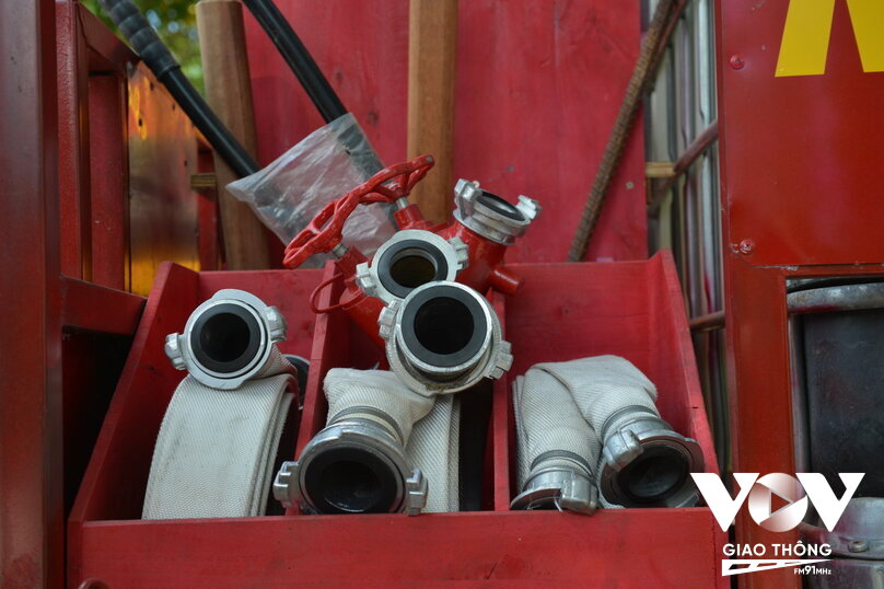 Cấu tạo của xe chữa cháy mini gồm 1 téc nước 1,2 khối, cùng với đó là trang bị máy bơm công suất lớn, hệ thống lăng vòi và dụng cụ cứu nạn