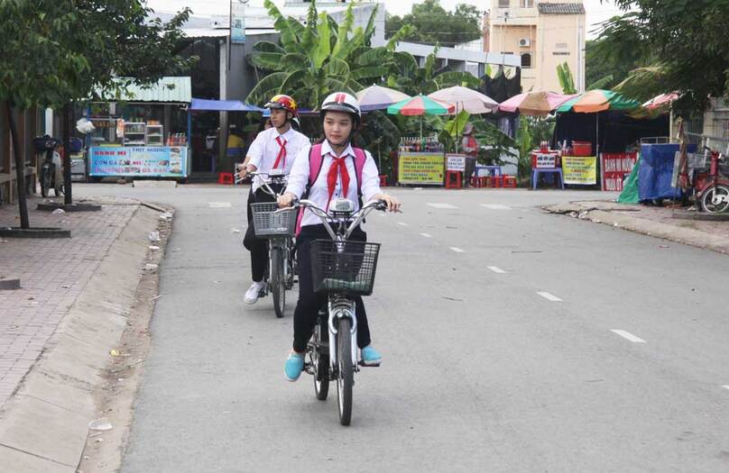 Nhiều học sinh sử dụng xe đạp điện đi học (ảnh minh hoạ: baolongan.vn)