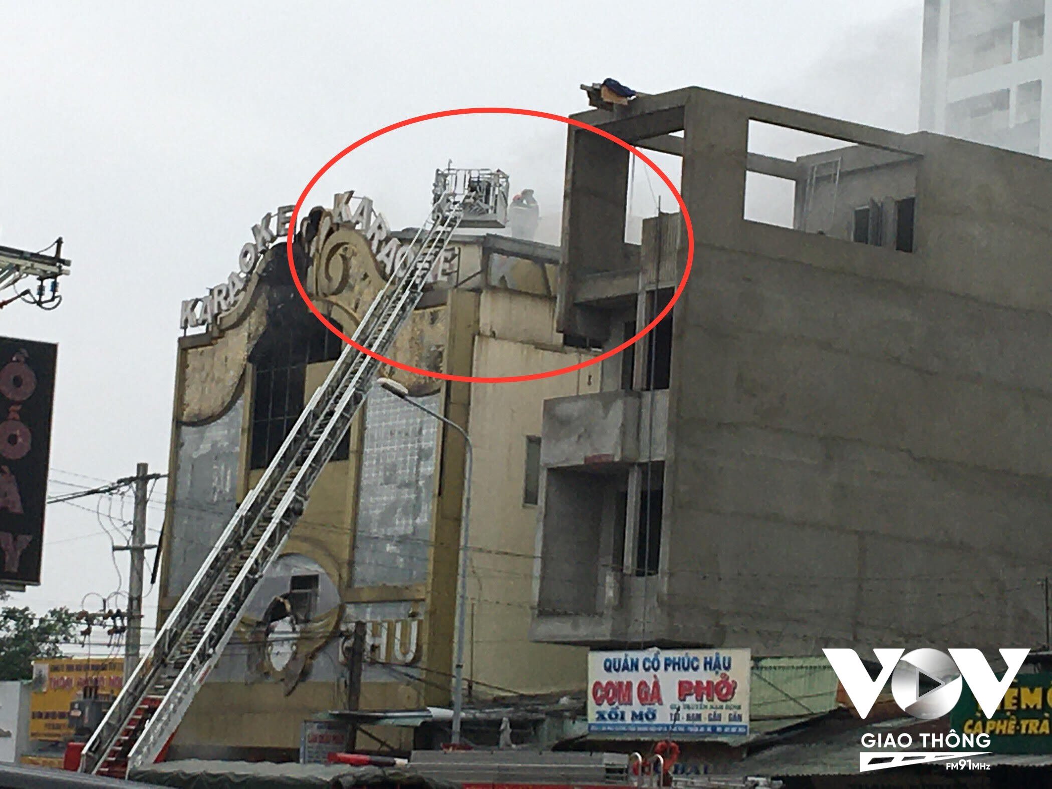 Lực lượng cứu hỏa phải dùng xe thang để tiếp cận từ trên cao để dập tắt.