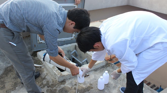 Cán bộ TTYTDP Hà Nội lấy mẫu nước ở bể nước chung cư để xét nghiệm (ảnh minh họa)