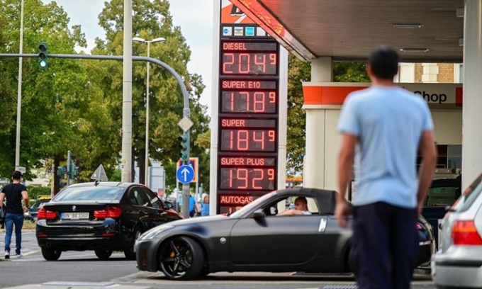 Bảng hiển thị giá nhiên liệu tại một cây xăng ở thành phố Bonn, phía tây Đức, ngày 31/8. Ảnh: Reuters.