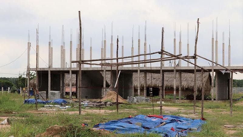 Một công trình ở dự án khu tái định cư Lộc An-Bình Sơn ngưng thi công từ nhiều tháng qua - Ảnh Báo Nhân Dân