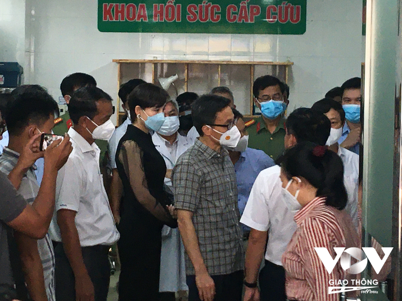 Phó Thủ tướng thăm hỏi các nạn nhân đang điều trị tại bệnh viện.