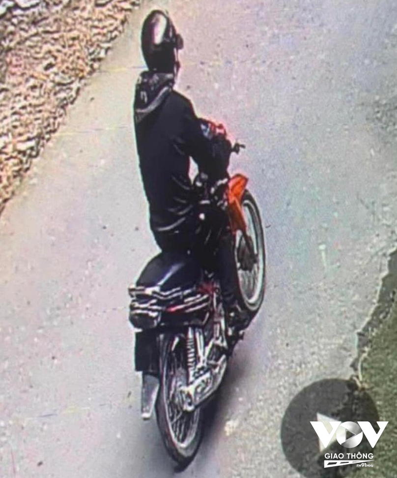Hình ảnh camera ghi lại cảnh đối tượng điều khiển xe máy tẩu thoát sau khi thực hiện vụ cướp