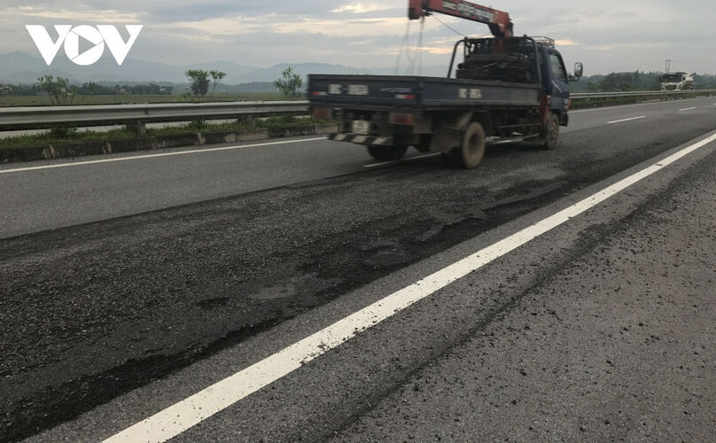 Nhiều đoạn đường trên tuyến cao tốc Nội Bài - Lào Cai bị hằn lún sâu từ 3-5cm và kéo dài hàng trăm mét. Ảnh: VOV.vn