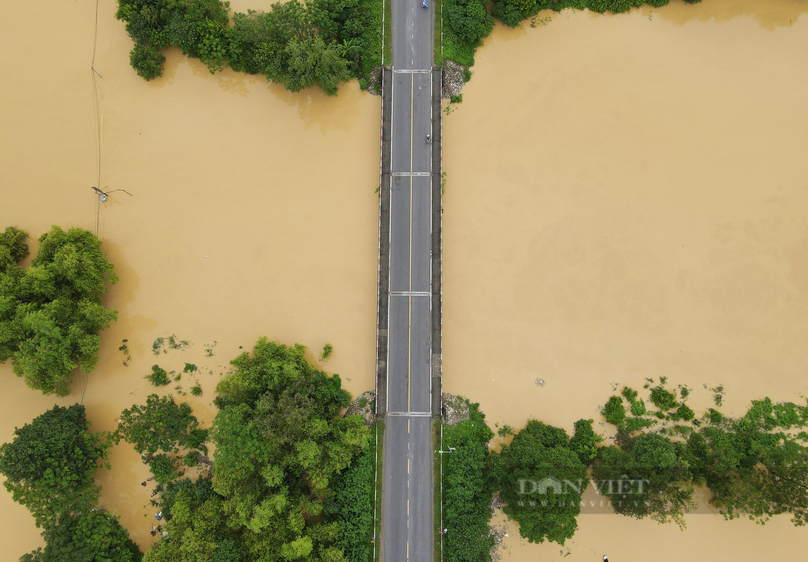 Cây cầu Tân Trượng dù nước đã rút nhưng mực nước được người dân cho biết mức ngập bằng năm 2018 (Ảnh: Dân Việt)