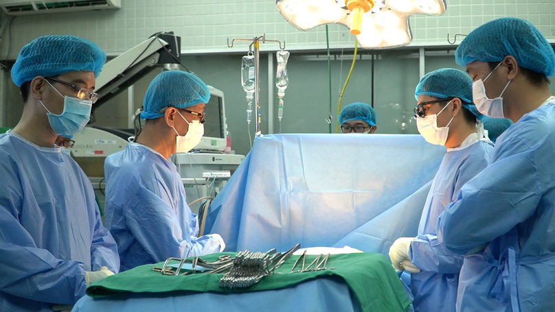 Bác sĩ đọc lời tri ân bệnh nhân hiến tạng trước khi lấy các bộ phận cơ thể để ghép cứu sống các bệnh nhân suy tạng
