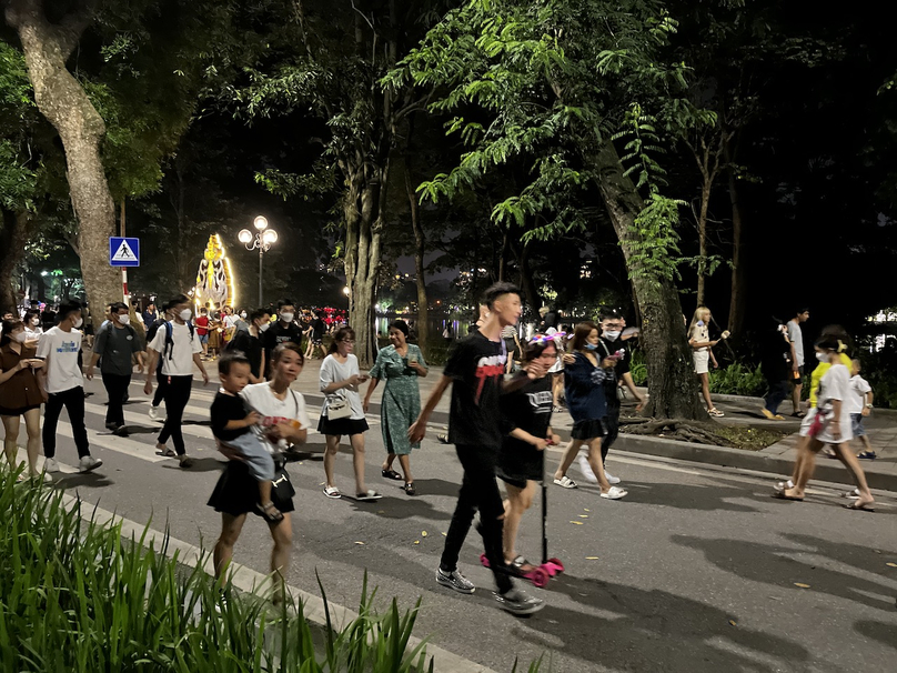 Các tuyến phố đi bộ ở trung tâm quận Hoàn Kiếm, Hà Nội đông nghịt người đi chơi Trung thu